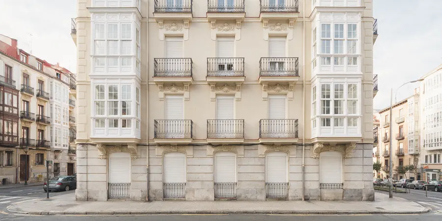 Fachada de un edificio del Ensanche de Bilbao con miradores y persianas